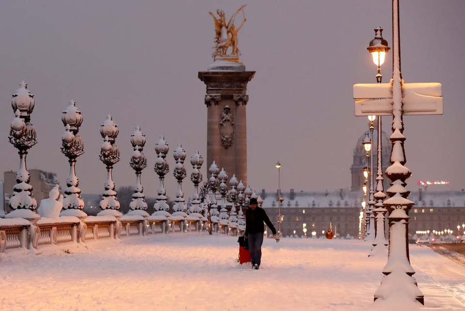 Paris tráng lệ với đợt tuyết rơi kỷ lục trong ba thập kỷ